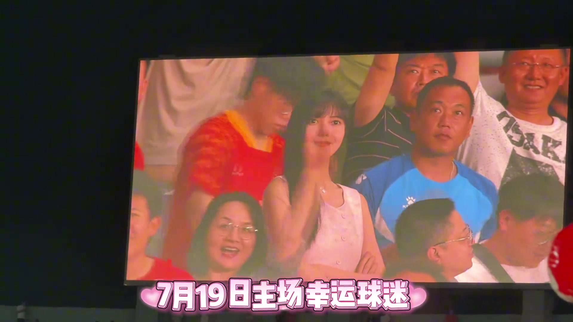 观众席一个小姐姐长得酷似高圆圆，传遍网络！