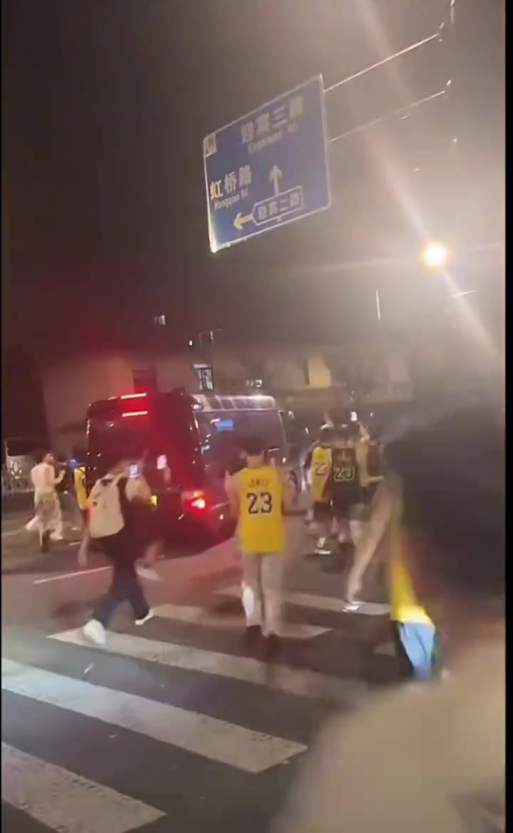 [集锦]球迷晒LBJ中国行狂粉：这么多23号（6号）到底哪个