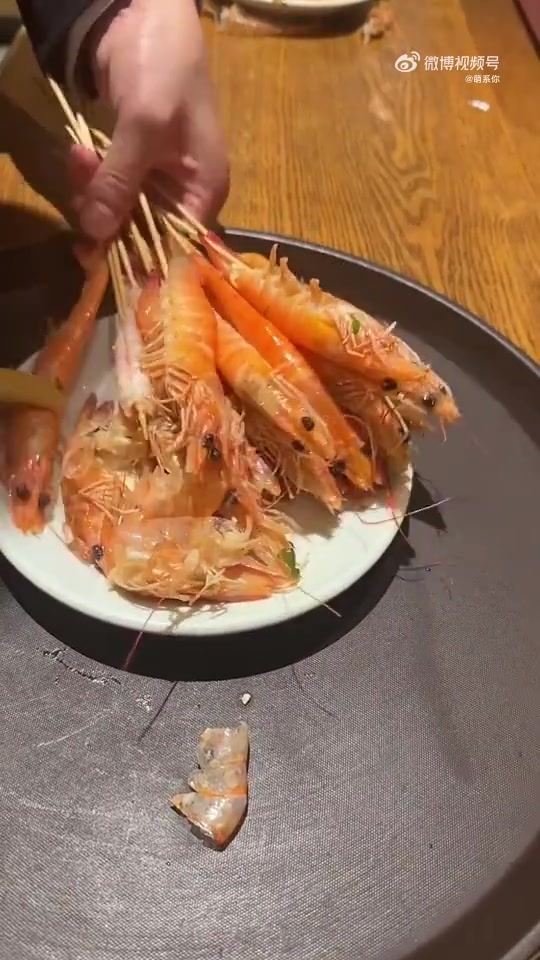 服务员剥虾，一套动作行云流水