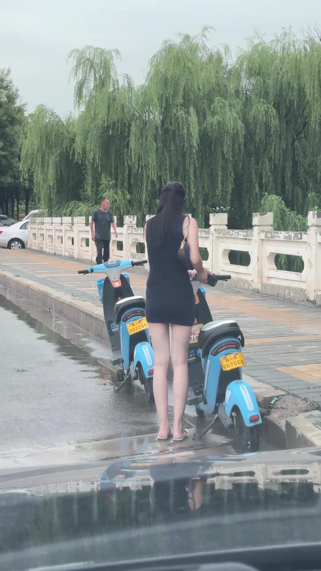 路上偶然拍下的一幕，对面大哥眼睛都直了！