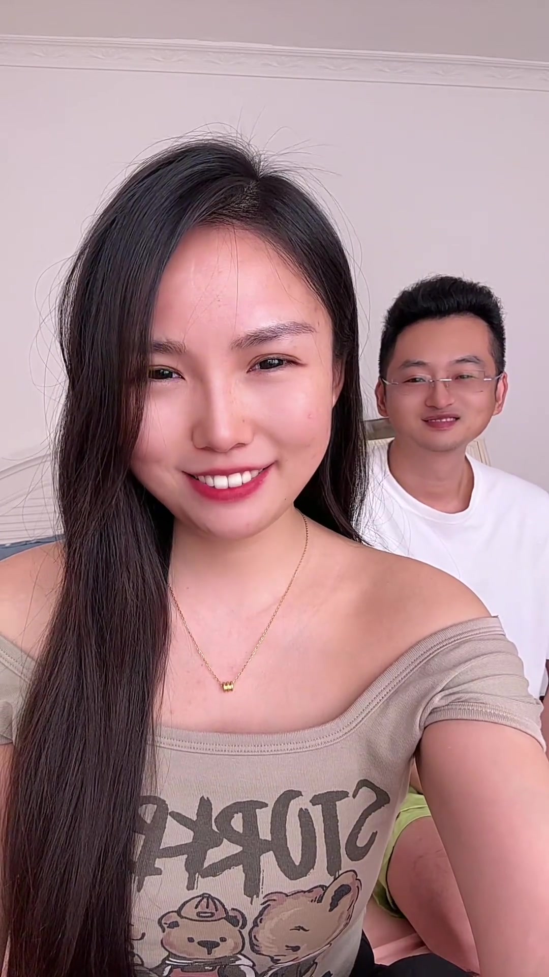 网上漂亮小姐姐，关了美颜之后是什么样的