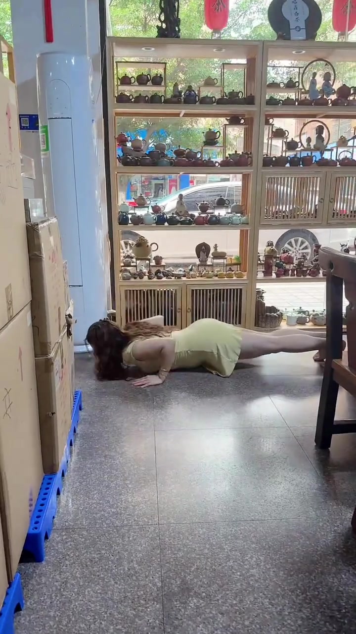 茶叶店老板娘没生意期间，竟然自律起来做起俯卧撑！