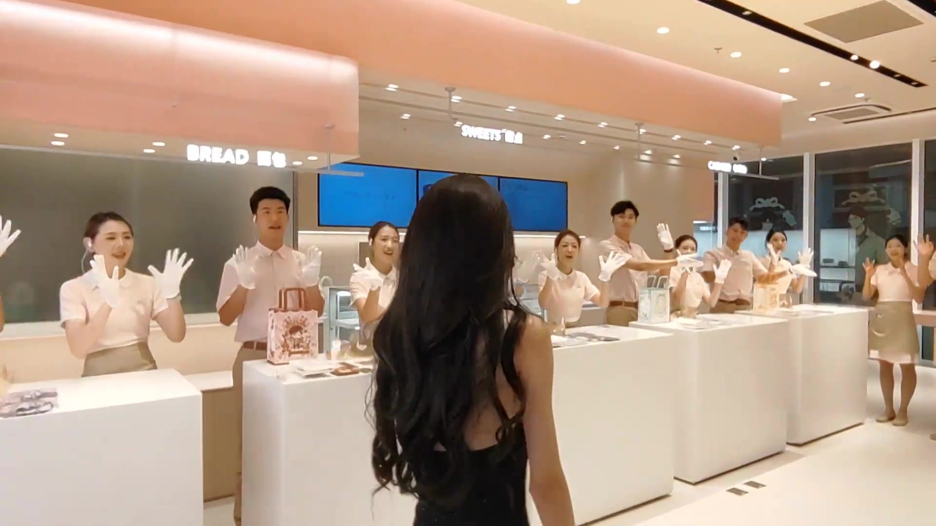 好利来也太热情了！这是女老板进店么