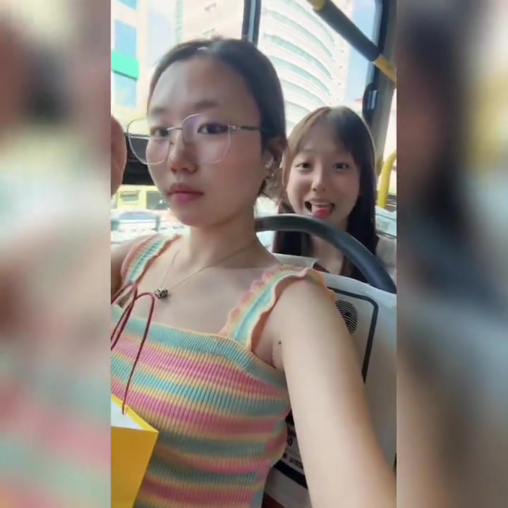 女子想臭美一下，不料朋友却在后面搞怪！！！