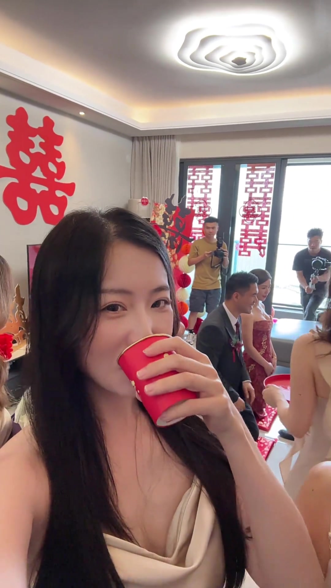 人家秋雅结婚你在这里又喝又拍的