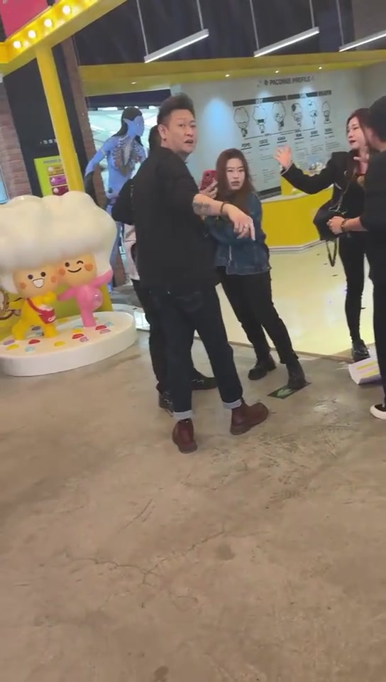 死纏爛打打擾人家得來(lái)的合照又有什么意義