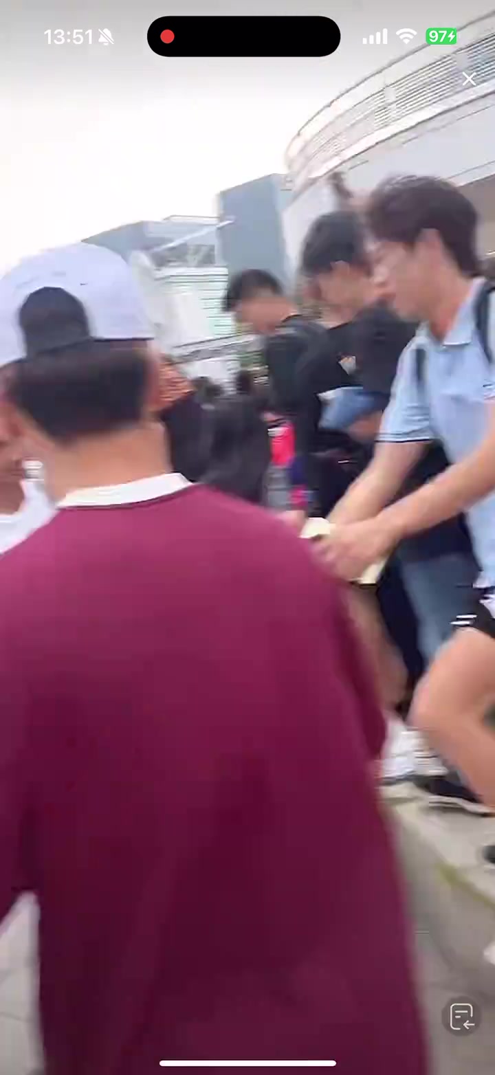 詹姆斯抵达上海交通大学场外球迷陷入疯狂&疯狂追车喊LBJ