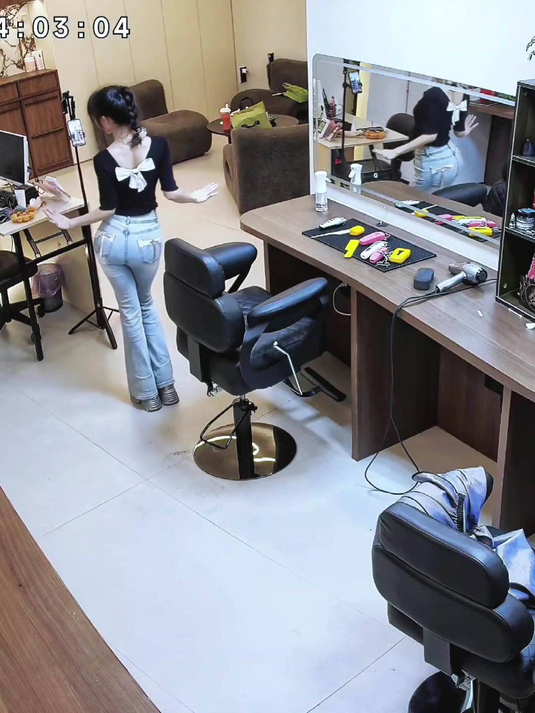 监控里发现女理发师在店里跳舞，这人在搞副业