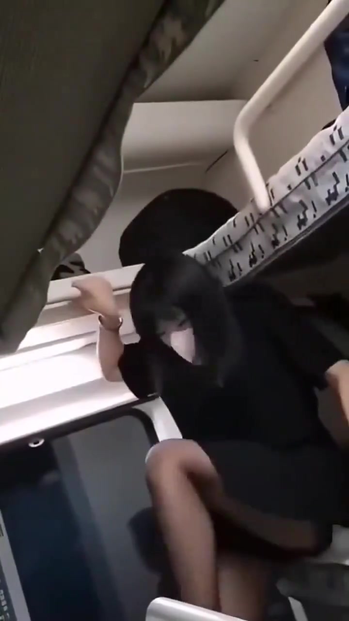 女生穿短裙黑丝爬火车上铺，底下大爷十分担心她的安全！