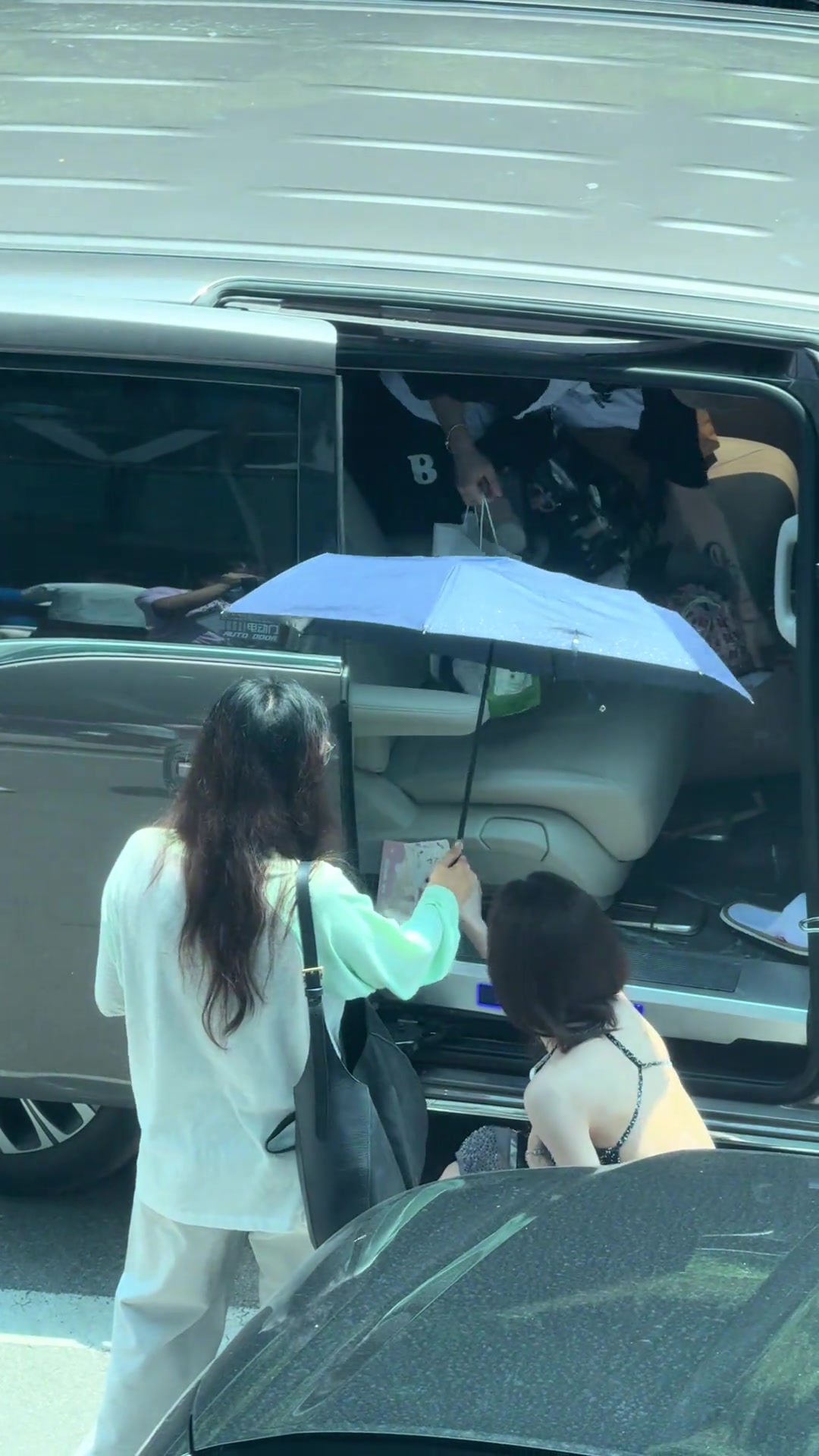 在楼上偶然看到女明星下车，这气质无敌了！
