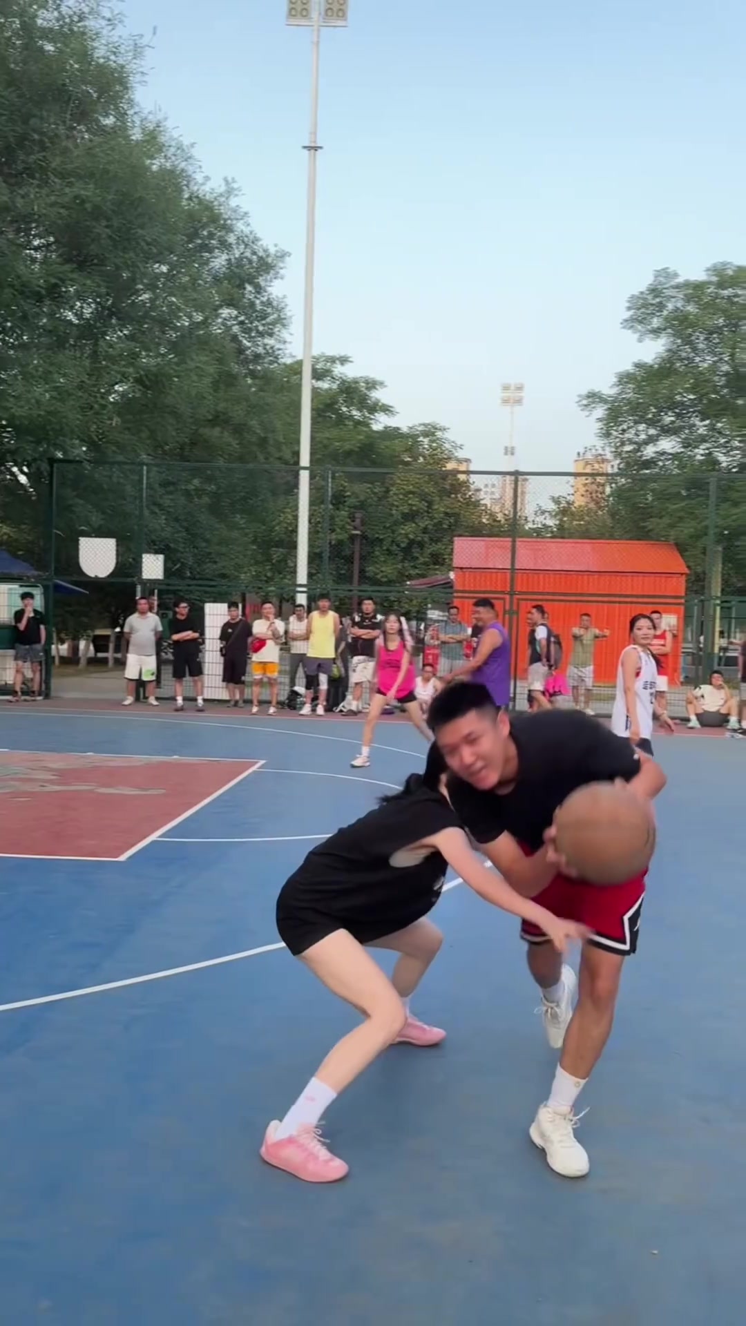 我只有在打篮球的时候，才会感觉女生很粘人！