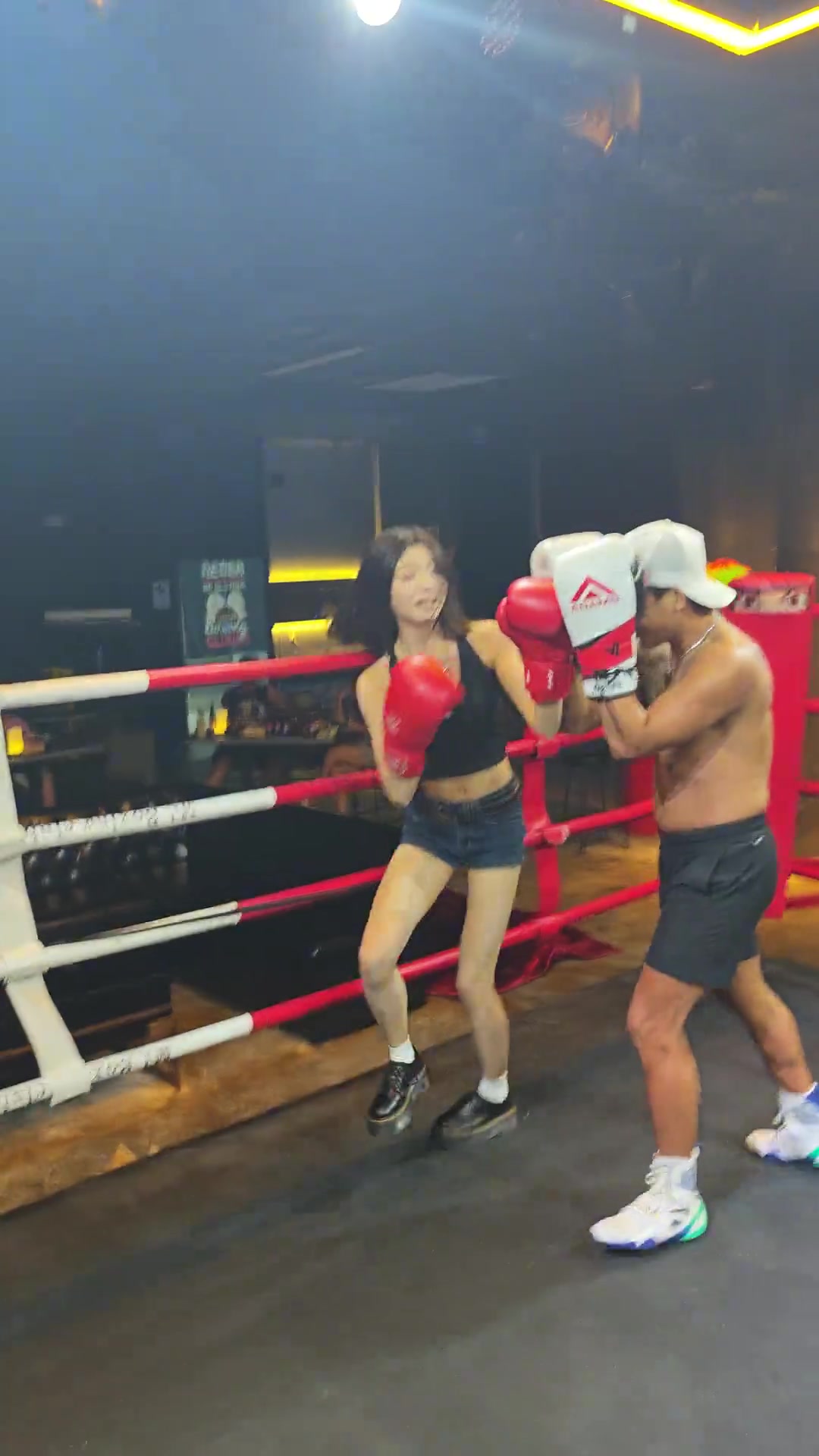 身体倍棒！这个大哥一看就是懂养生的，她招架不住！