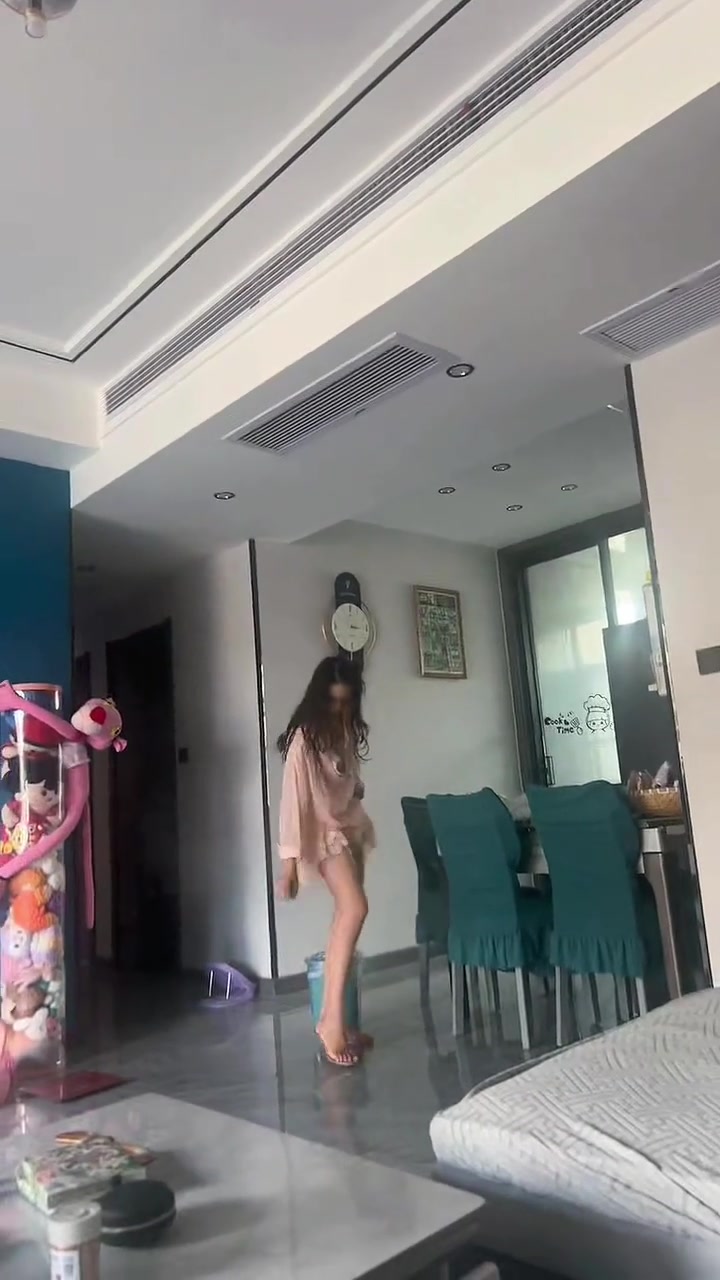 室友出门前一顿喷腿，这也不白啊，还怕晒黑