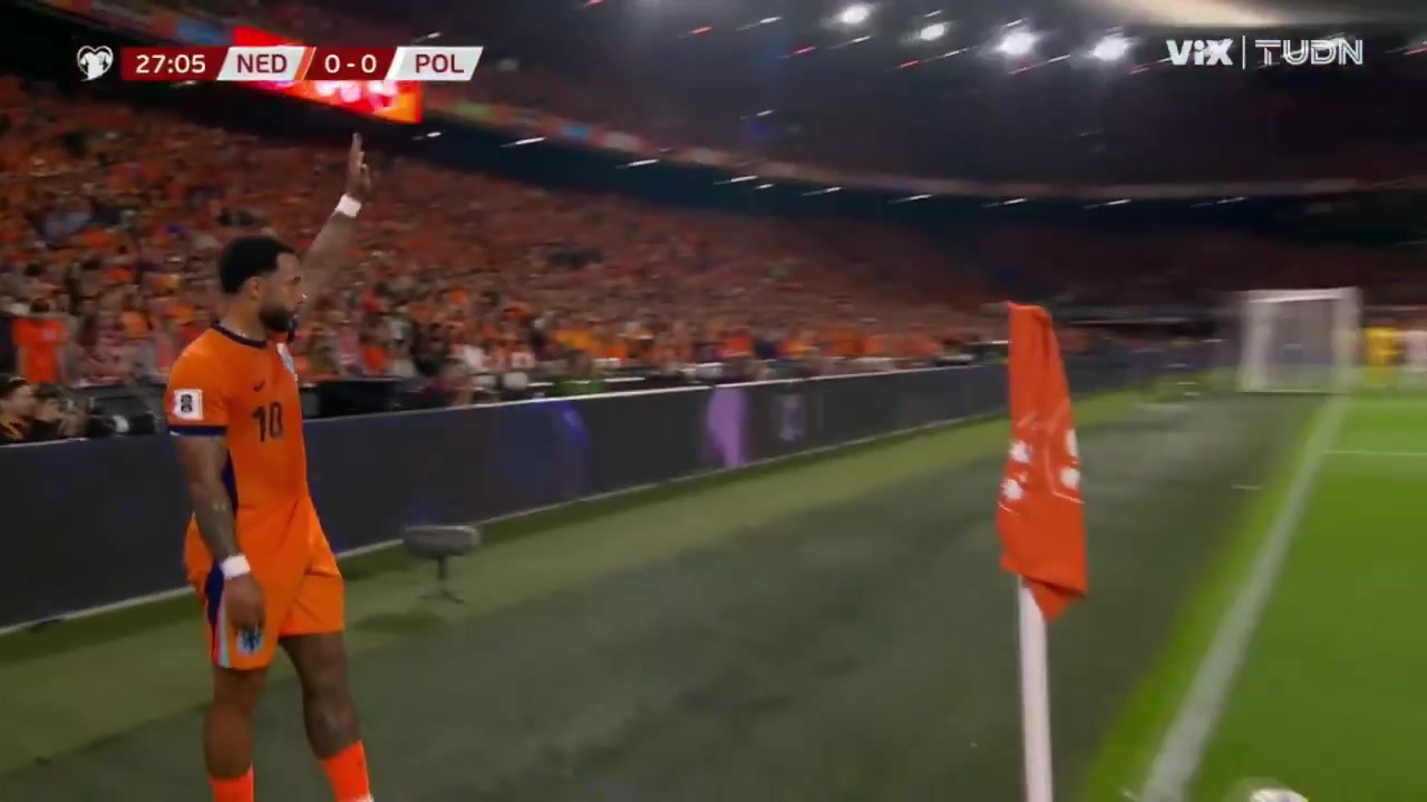 荷兰1-0领先波兰！德佩角球开出，邓弗里斯高高跃起头球破门！