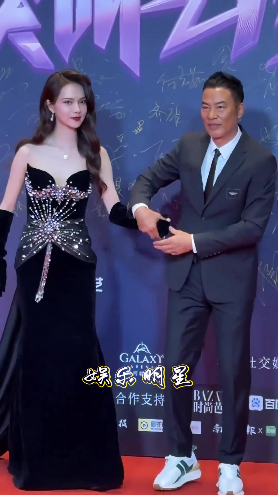 任达华与女星姜珮瑶同框走红毯，硬拉手拍合影怎么感觉有点尴尬