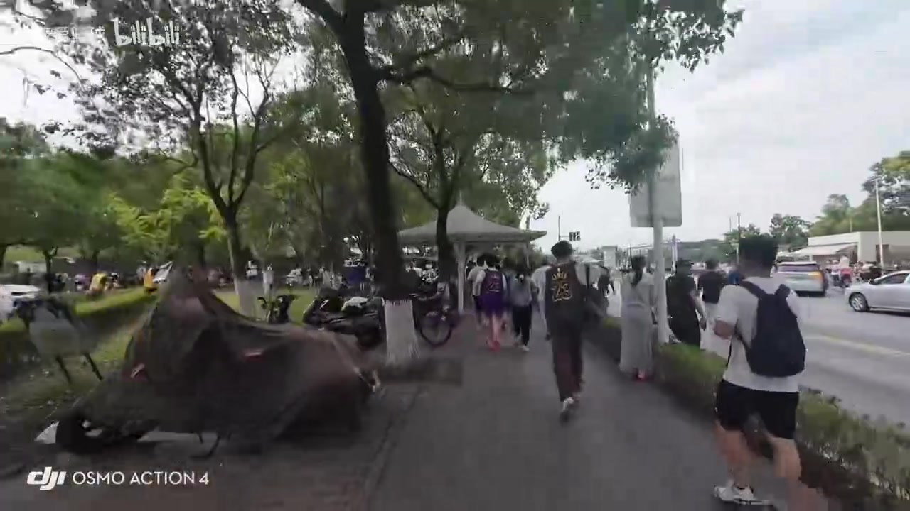 【体育头条】夸张！第一视角看球迷们追逐詹姆斯的车！人群中还有库里球衣！