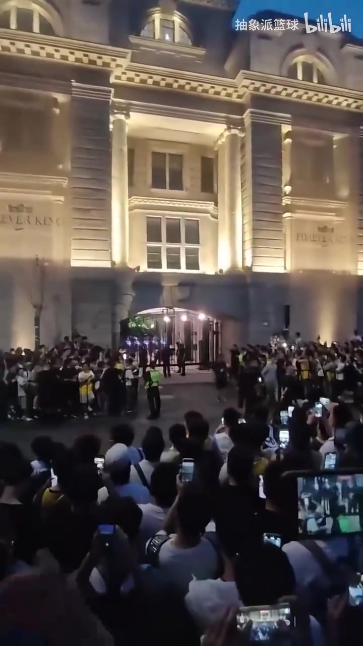 [体育视频]这个视角听的清晰！詹姆斯中国行，球迷们怒骂品牌方