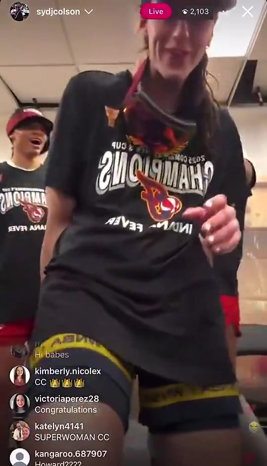[WNBA]赛季报销了！克拉克此前庆祝夺冠时 被队友从身后顶了一下