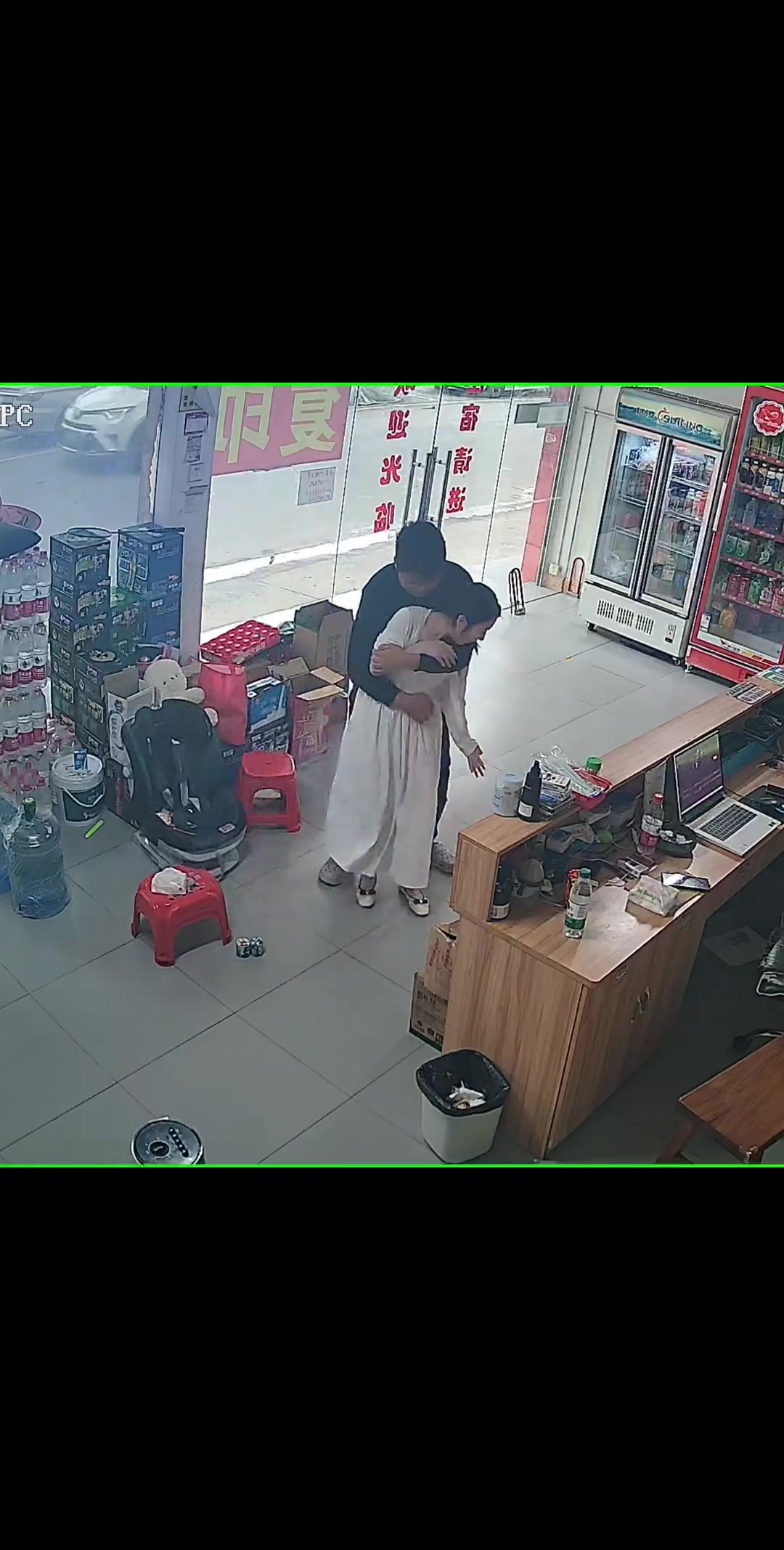 本來是想襲擊一下老板娘跟她親熱，沒想到...