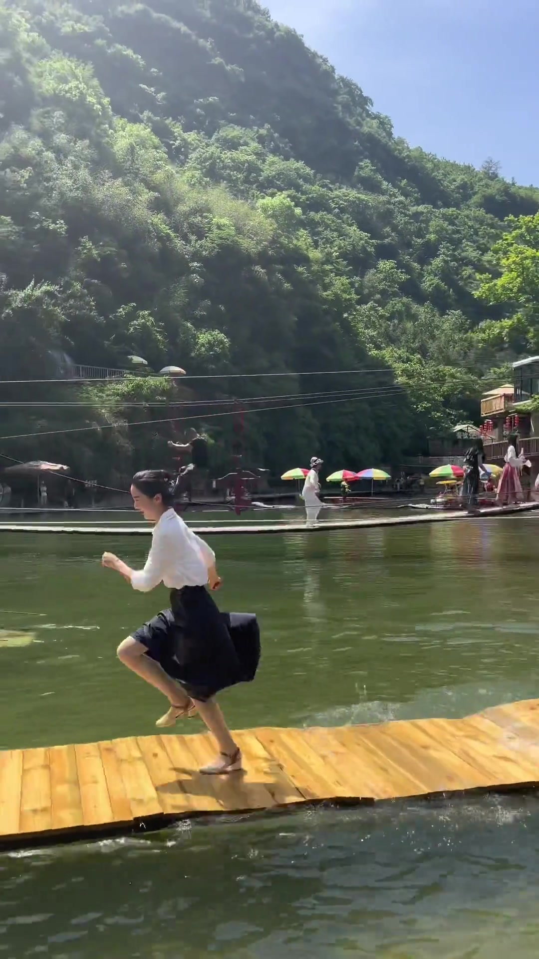 水上快步，就該像她這么玩！