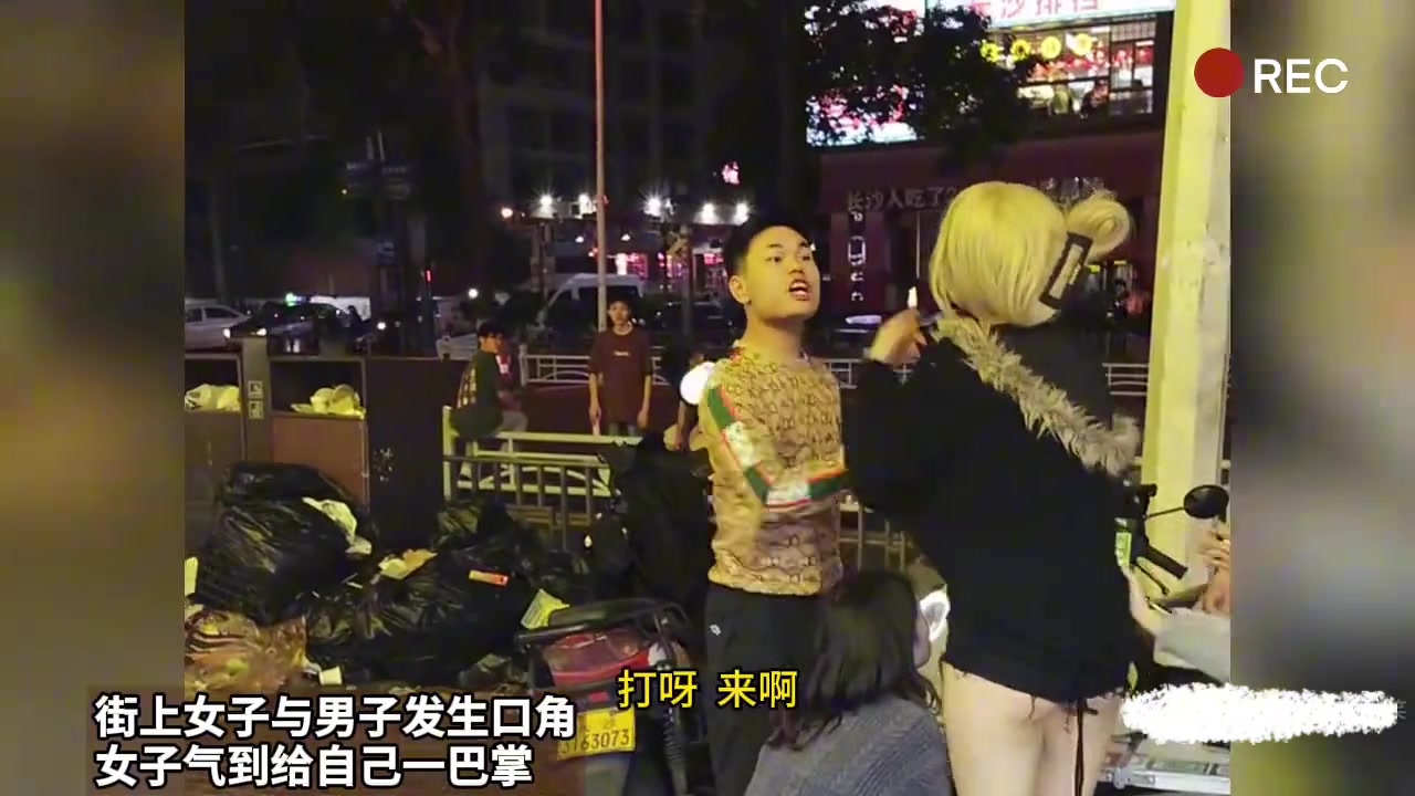 街上与男友发生口角，女子气到给自己一巴掌！