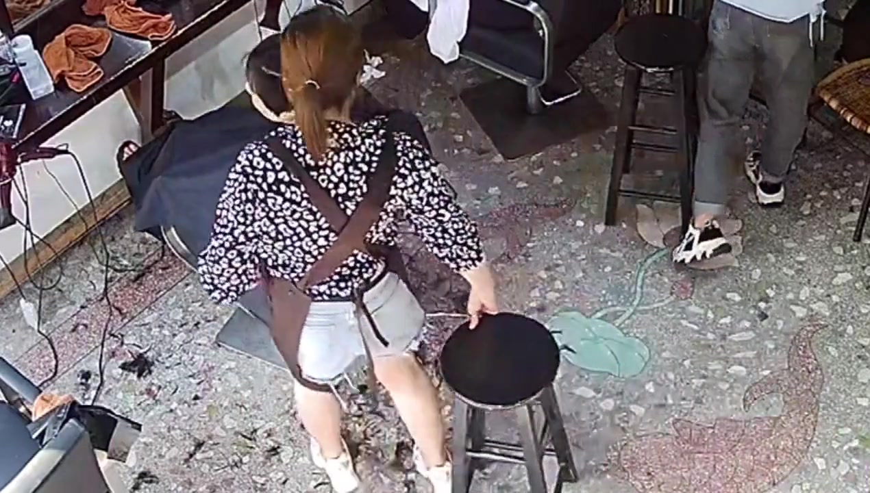 这剪刀真快啊！女生的屁股被自己给戳到了
