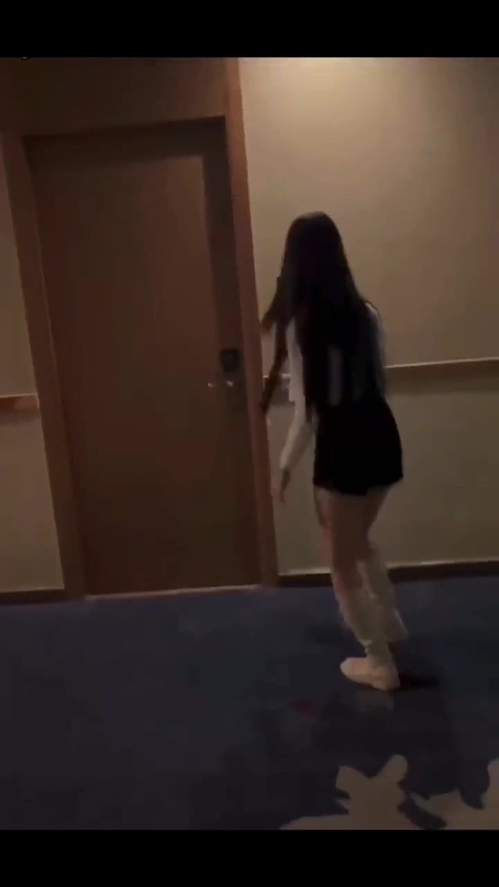 酒店客房发出奇怪的声音，女生居然跑去按门铃