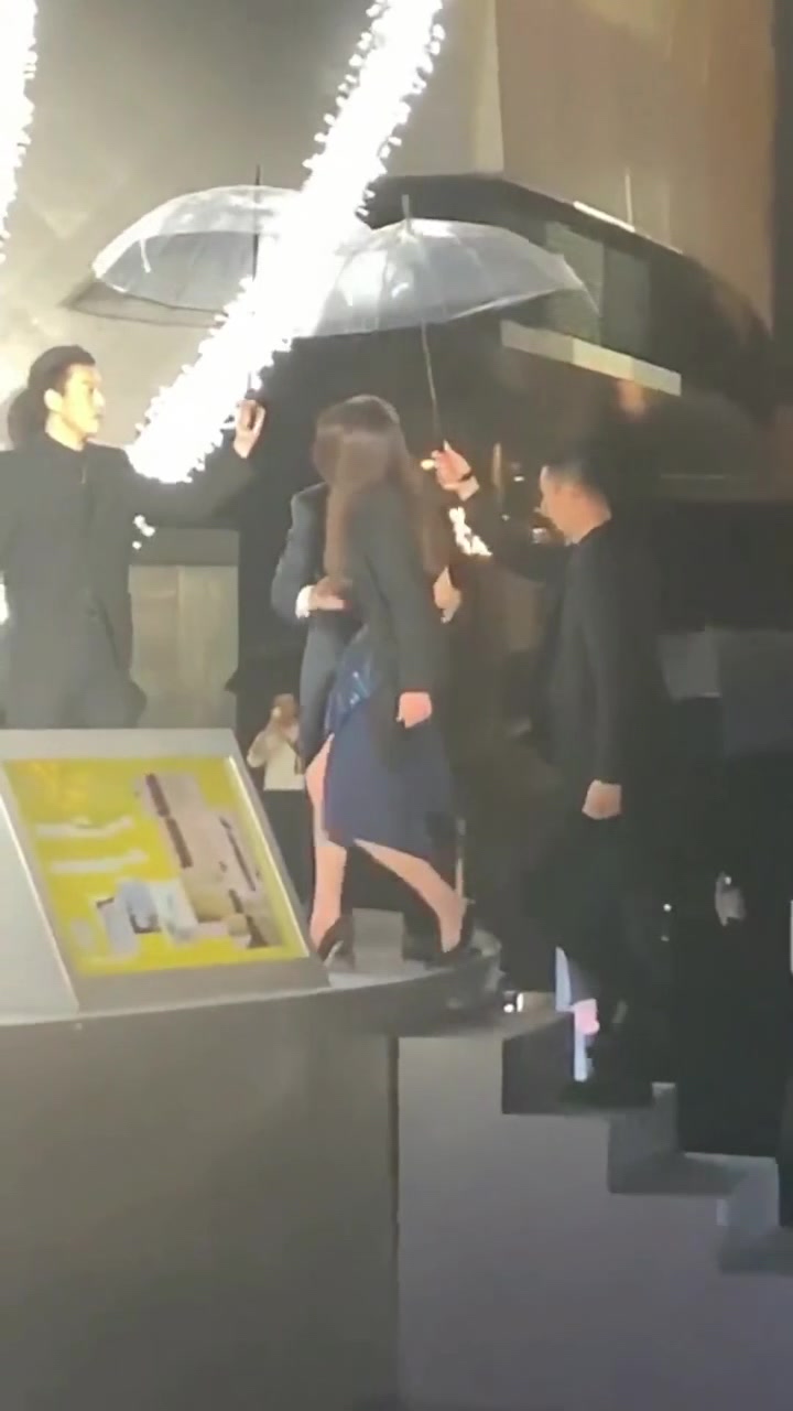 舒淇穿长裙高跟鞋登台时不慎摔倒！后续走路都难受！！