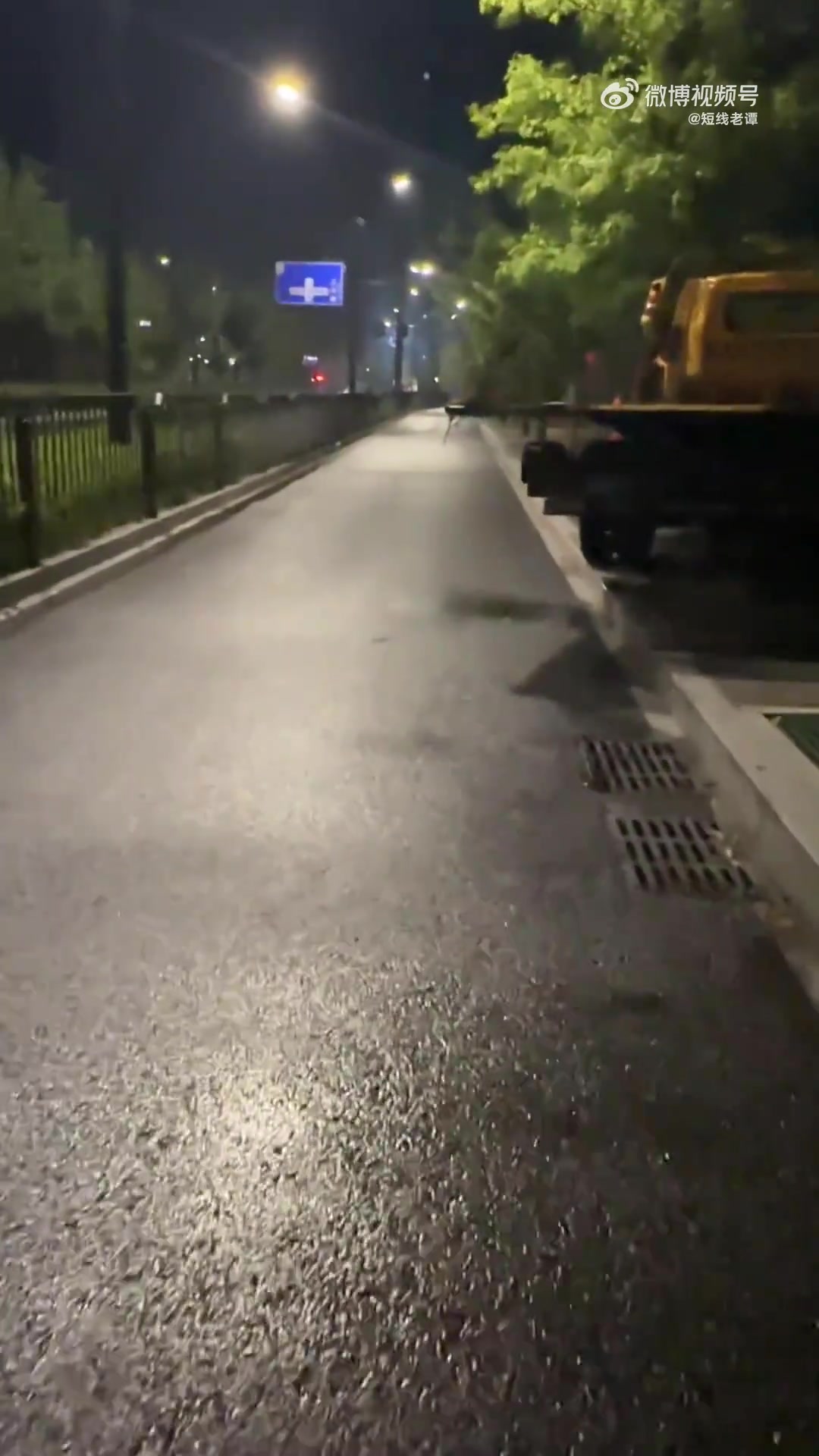 网友称：偶遇拖车乱停车太危险了，已有小区人员摔车