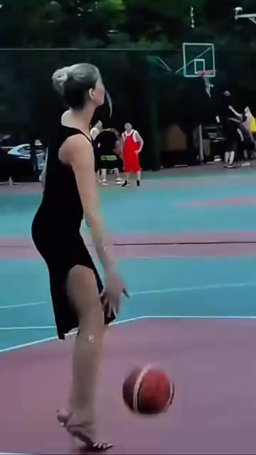 [推荐视频]这位外国大姐真猛啊！脚踩高跟鞋打篮球，不怕崴脚啊