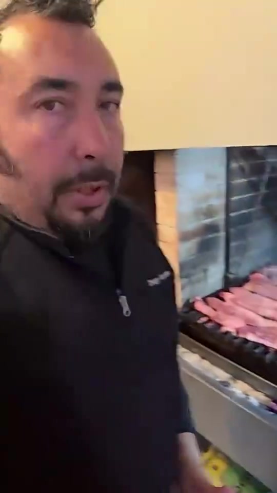【有道理嘛?】馋哭了！大马丁社媒晒阿根廷队的厨房烤肉视频