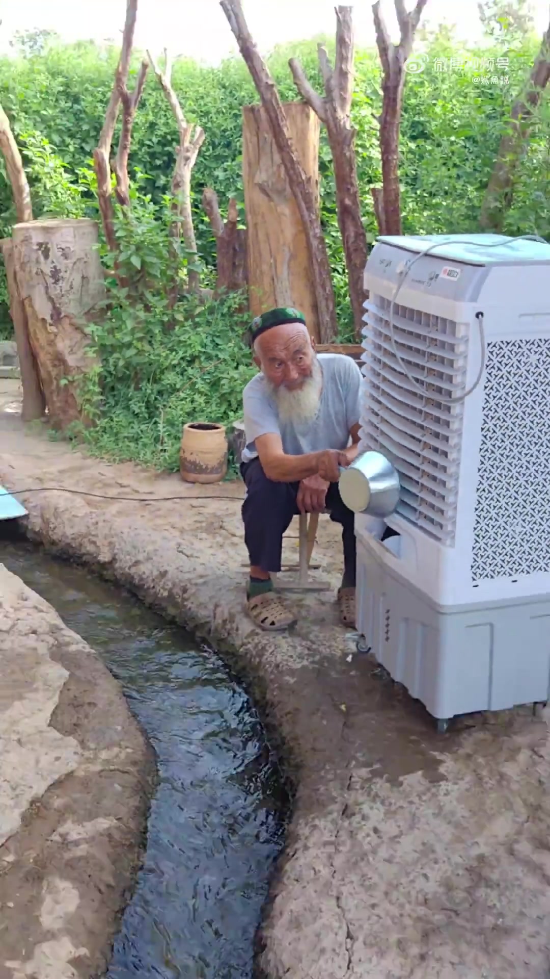 这么一条泥巴小渠流过去，周边居然不泥泞