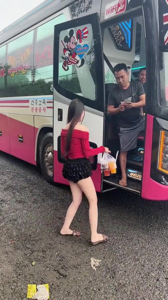 越南路邊賣咖啡的女孩，這種生意肯定很好吧