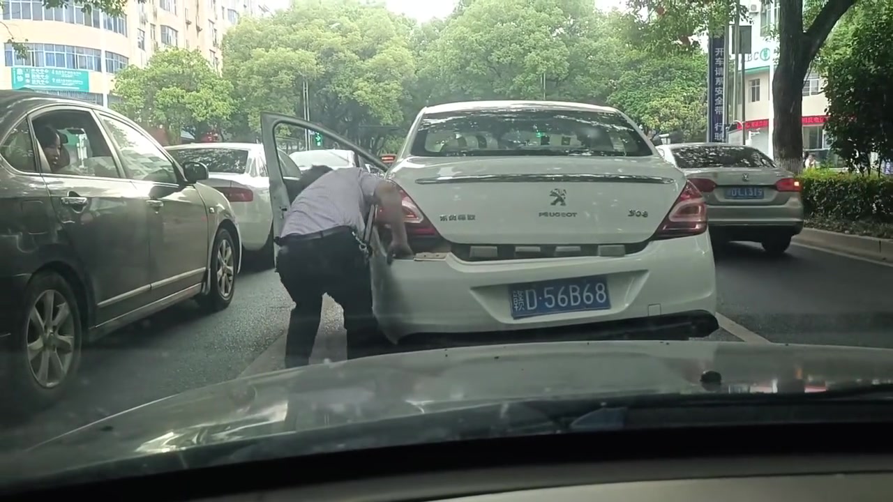 人才！男子等紅燈間隙下來“修車”