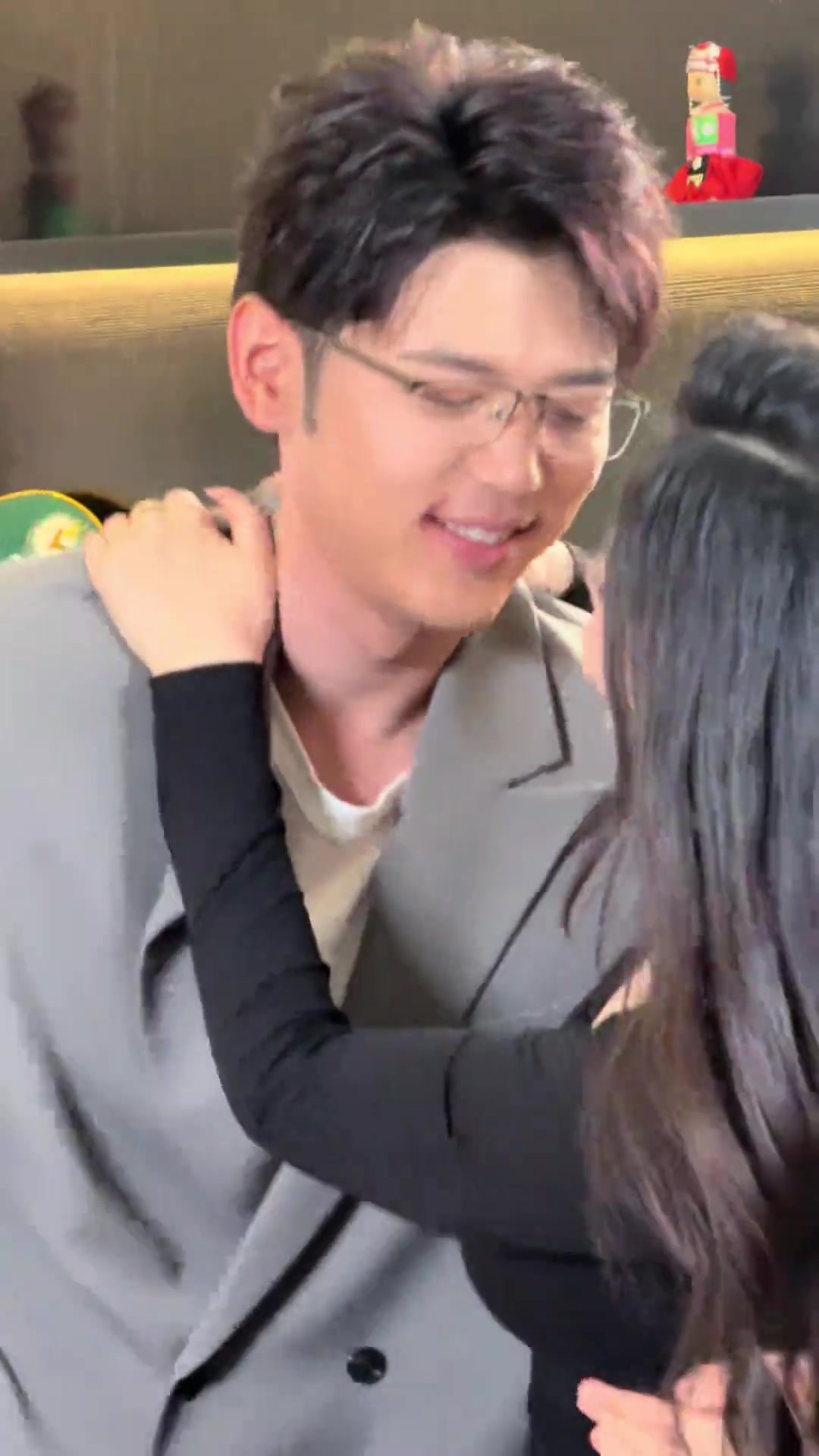 短劇導演說，你倆先親熱一下，我看看效果...