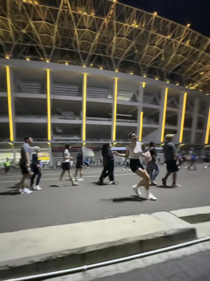 閨蜜減肥中途非要皮一下，那么這一腳下去怕是得休個把月...