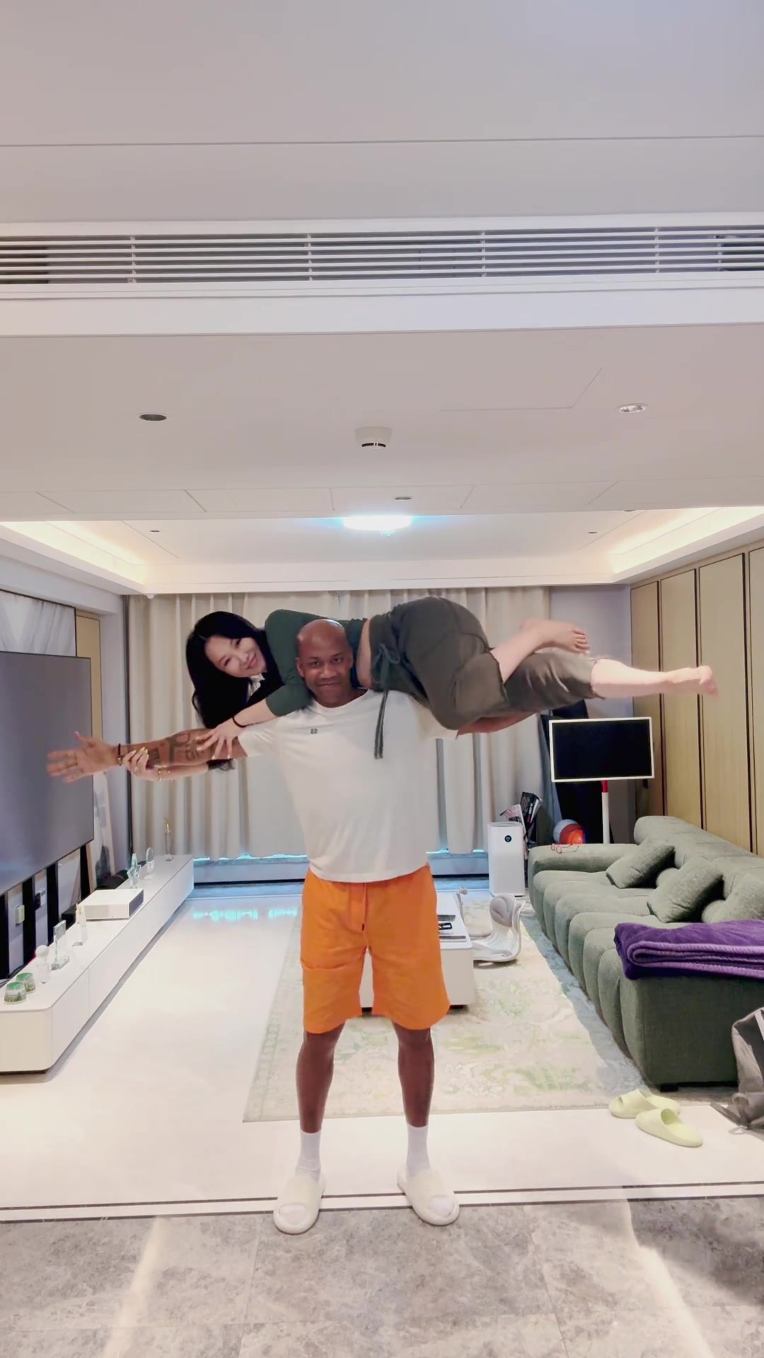 [体育头条]马布里和中国老婆玩睡美人挑战：这个我也行！80岁