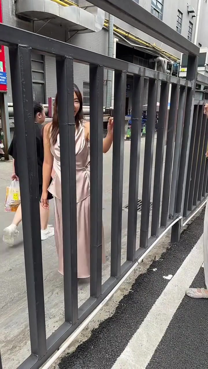两个姐妹不走正门进来，看似输了实则...