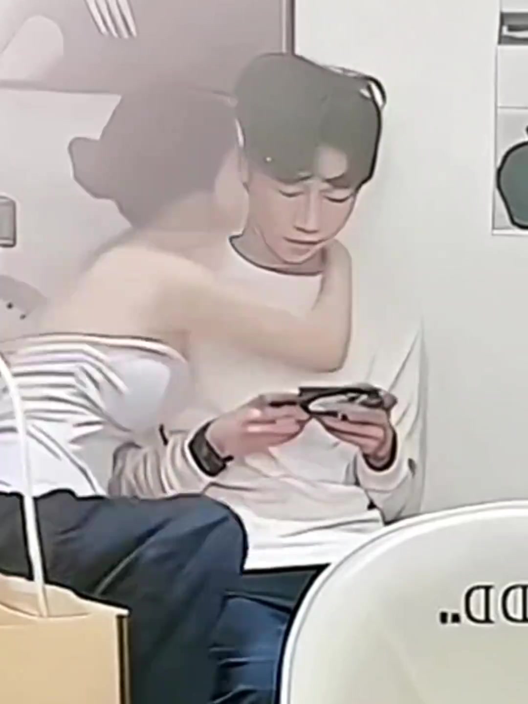 这哥们行不行啊这么漂亮的媳妇勾搭都能无视！