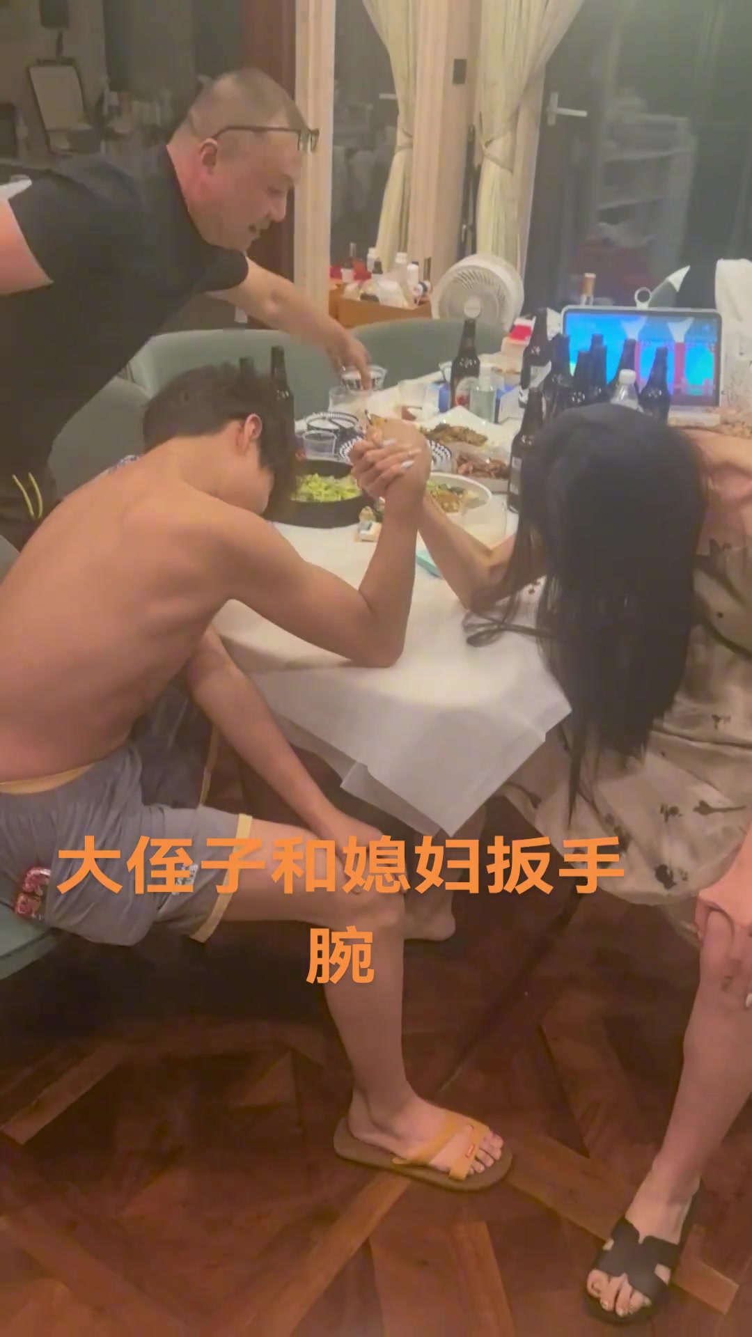 大侄子和媳妇扳手腕，居然不分伯仲啊！