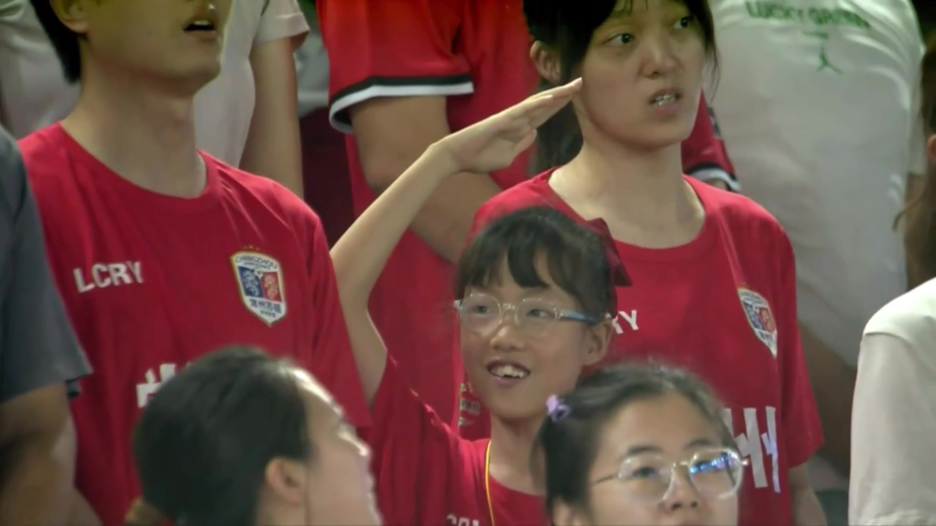 人民有信仰 ！苏超比赛奏国歌时，一名小女孩行少先队队礼