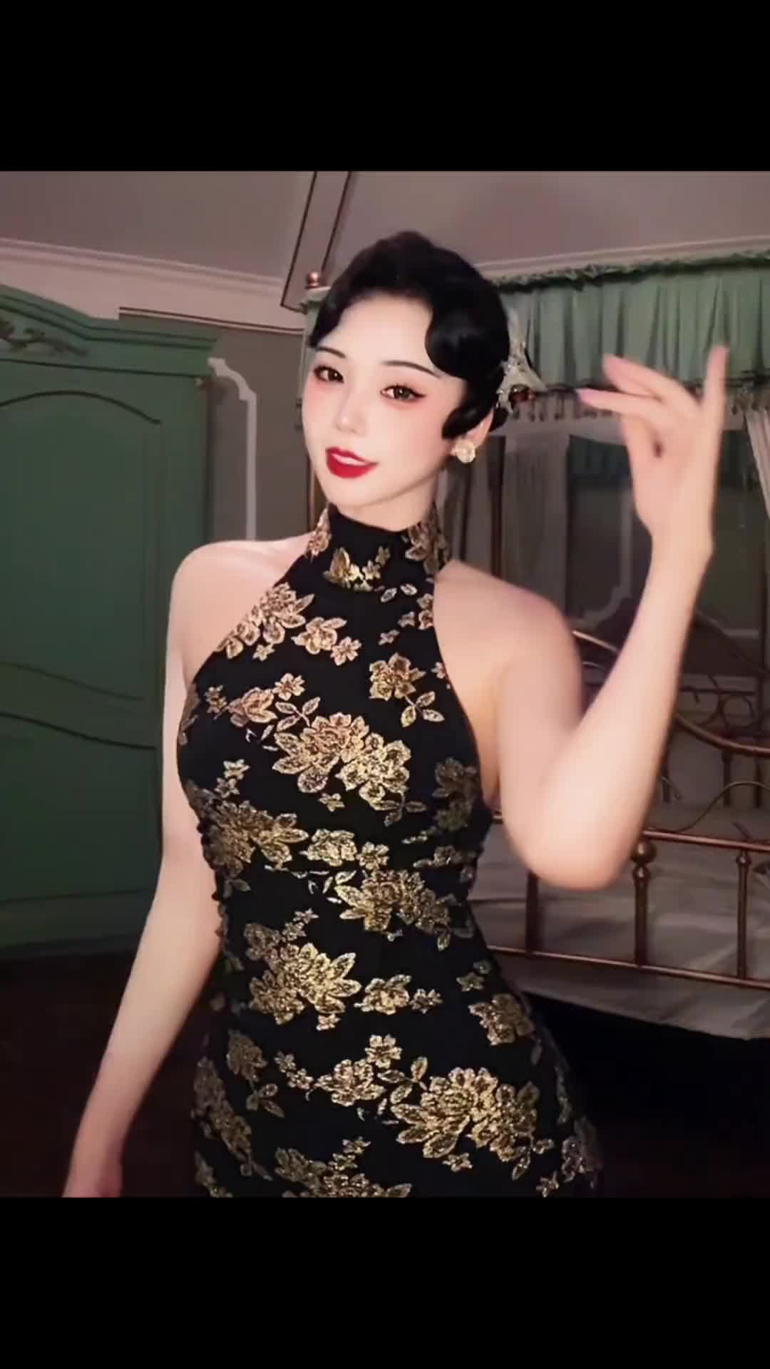 [WCBA]這大體格子！美女主播小太陽(yáng)一身旗袍穿搭跳手勢舞~