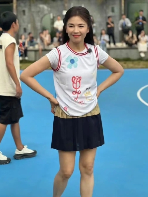 还是辣么美啊！刘涛身穿白色T恤搭配黑色百褶短裙现身球场打球~