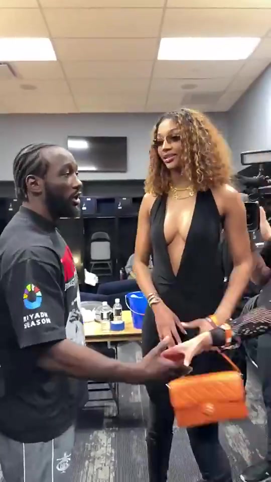 深V连体装！WNBA球星安吉尔-里斯后台探望拳手，这穿着真大胆