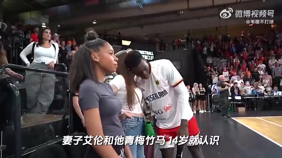 [体育头条]老婆帮忙擦身体贴面膜！小黑施罗德如何搞定大长腿校花的？