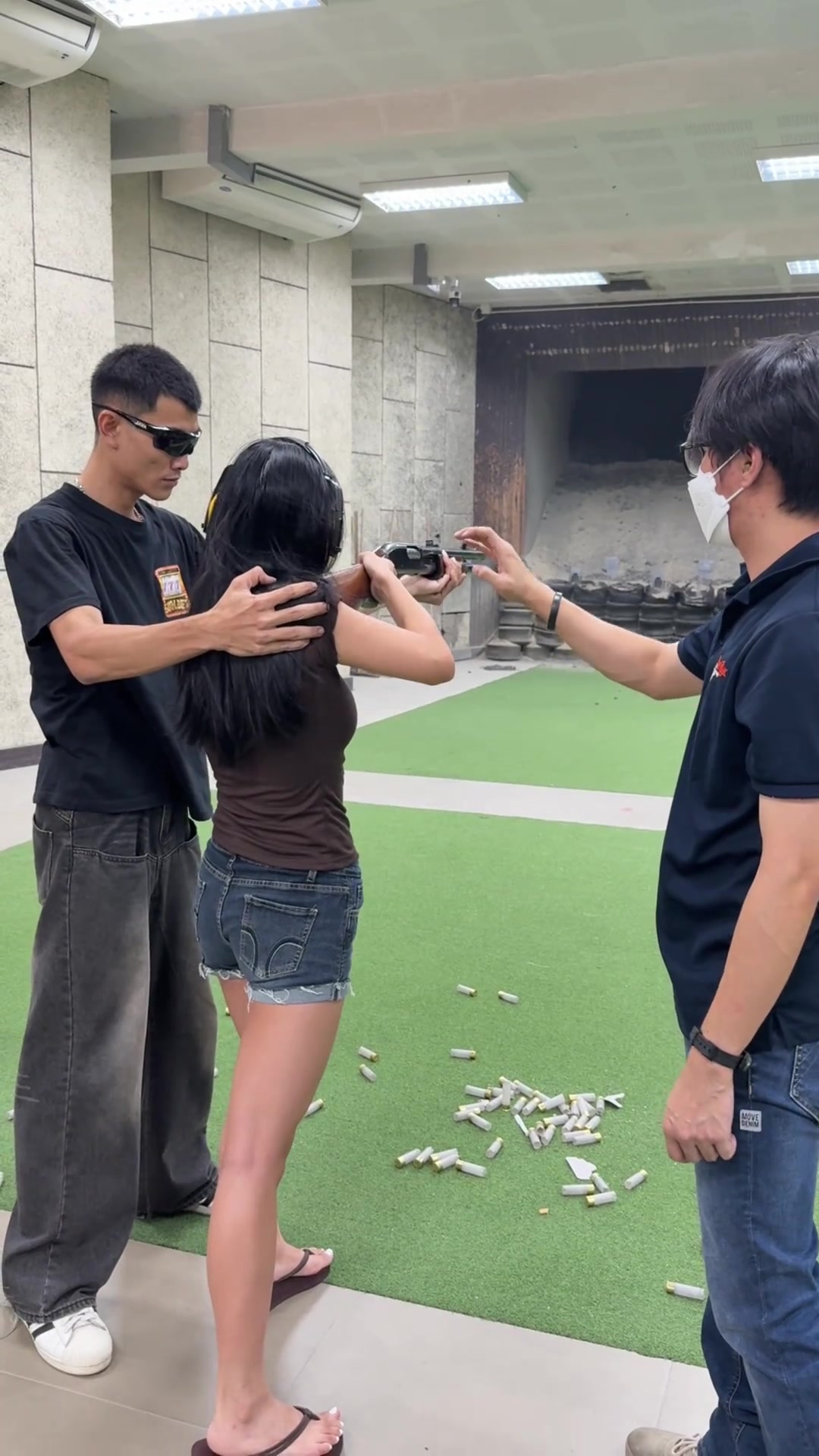 这后坐力太大，感觉她被崩到脸上了！