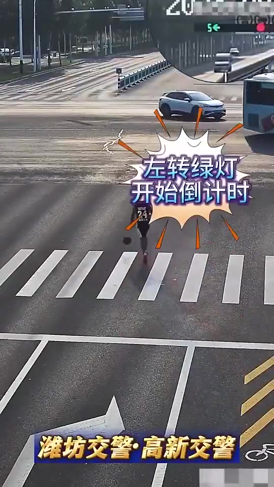 脑子有大病？一小伙跑到大马路上去练运球，结果被车撞飞