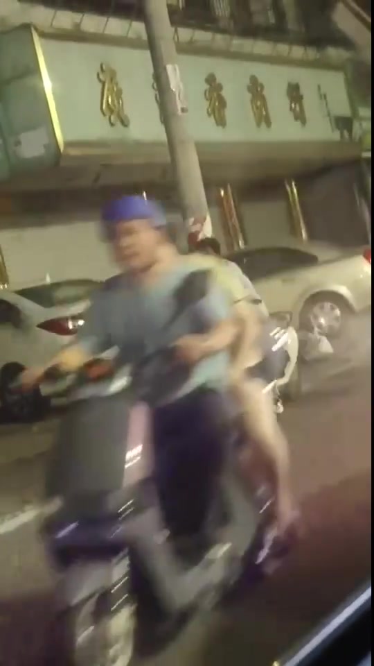 这在大马路上接吻不害羞吗