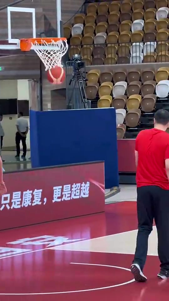 【你怎么看？】能学到多少？王治郅训练中上场指导周琦的脚步