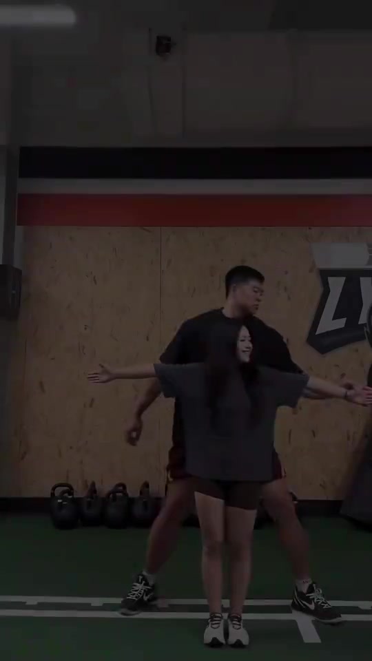 [球迷看点]比最萌身高差还萌！篮球网红大东与女友，两人身高相差42厘米！